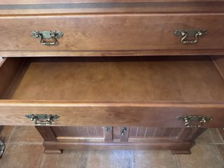Cómoda de madera con 3 cajones y 2 puertas