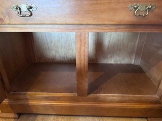 Cómoda de madera con 3 cajones y 2 puertas