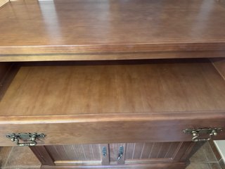 Cómoda de madera con 3 cajones y 2 puertas