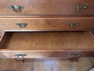 Cómoda de madera con 3 cajones y 2 puertas