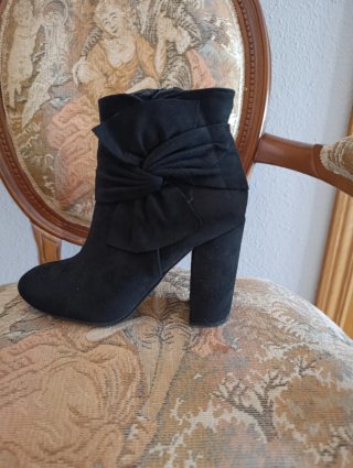 Botines negros de tacón con lazo