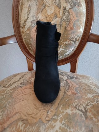 Botines negros de tacón con lazo