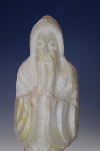 Monje oriental, escultura alabastro.