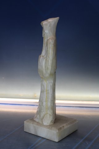 Monje oriental, escultura alabastro.