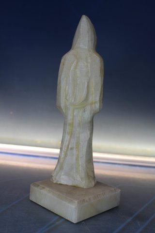 Monje oriental, escultura alabastro.