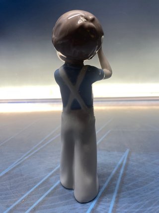 Figura de porcelana casades 18cm niño con pelota