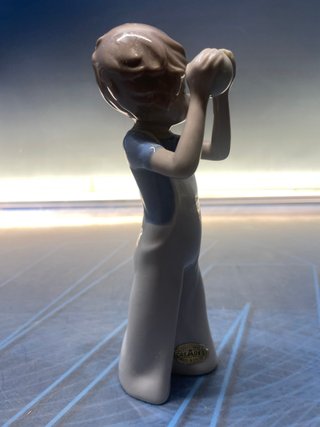 Figura de porcelana casades 18cm niño con pelota