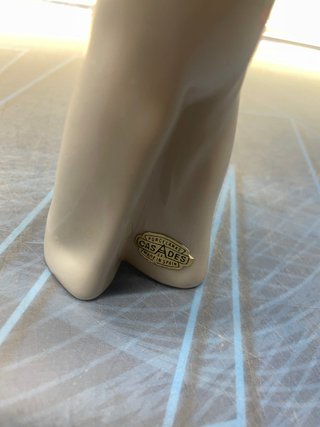 Figura de porcelana casades 18cm niño con pelota