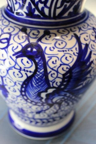 Jarrón de cerámica estilo Talavera.