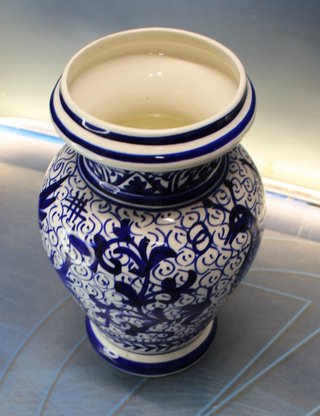 Jarrón de cerámica estilo Talavera.