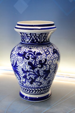 Jarrón de cerámica estilo Talavera.