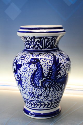 Jarrón de cerámica estilo Talavera.