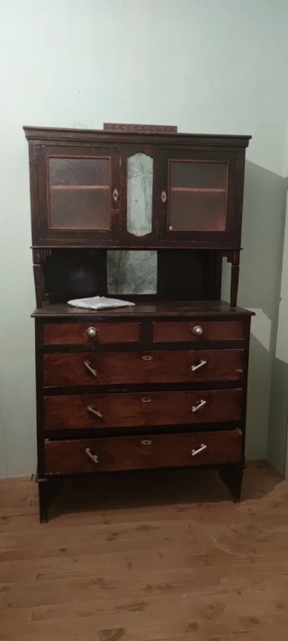 Mueble antiguo de madera y cristal