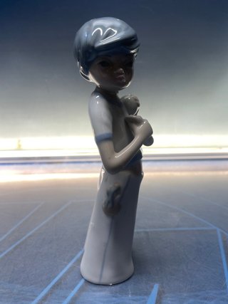 Figura de porcelana casades 18cm niño con pelota