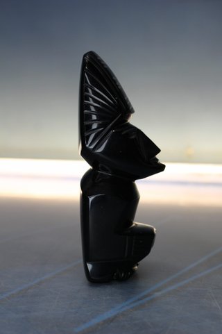 Escultura de obsidiana, guerrero azteca. México.