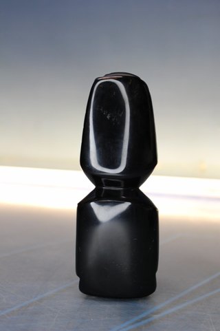 Escultura de obsidiana, guerrero azteca. México.