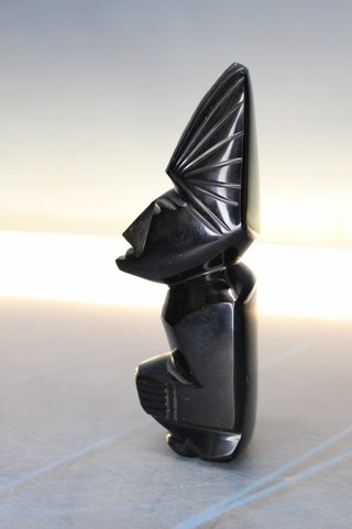 Escultura de obsidiana, guerrero azteca. México.