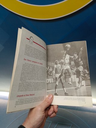 libro ( le falta una pagina recortada) El baloncesto es su vida. Corbalán.
