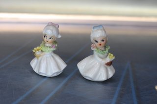 Cerámica Napco. 10 figuritas de niñas con flores. Años 50. Los meses del año.