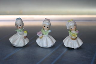 Cerámica Napco. 10 figuritas de niñas con flores. Años 50. Los meses del año.