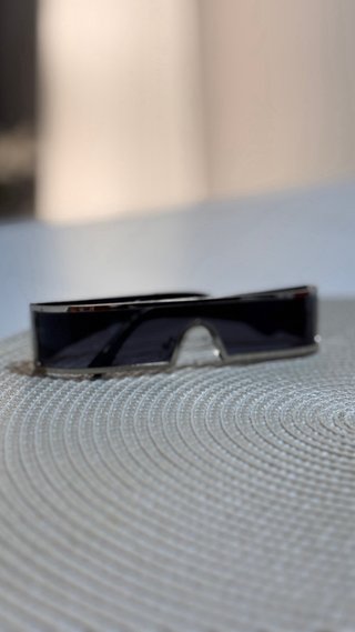 Gafas de sol futuristas plateadas y negras