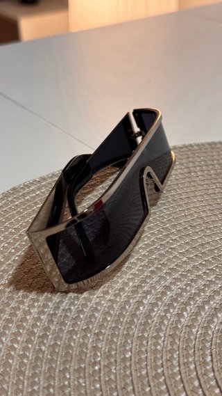Gafas de sol futuristas plateadas y negras