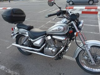 Moto Custom Plata con Baúl