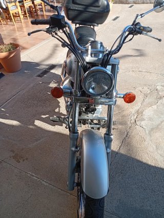 Moto Custom Plata con Baúl