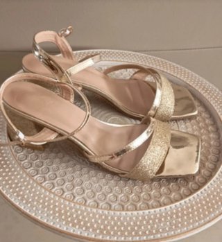 Sandali oro satinato con glitter