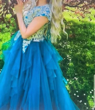 Vestido de fiesta dorado y turquesa