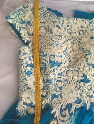 Vestido de fiesta dorado y turquesa