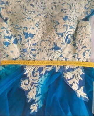 Vestido de fiesta dorado y turquesa