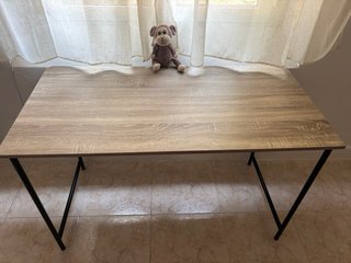 Mesa de madera y metal