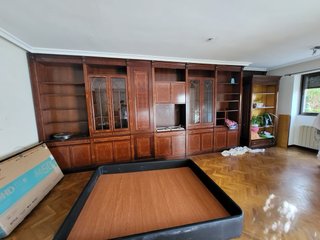 Librería de madera y cristal