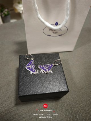 Pendientes Prada Triángulo Morado y Plateado