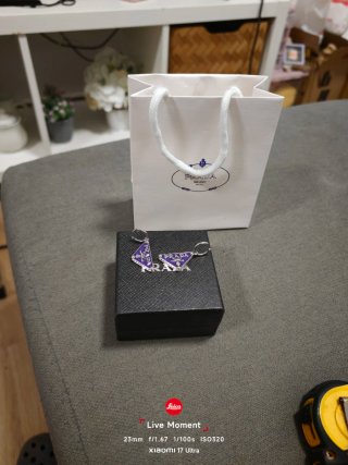 Pendientes Prada Triángulo Morado y Plateado