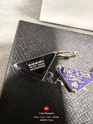 Pendientes Prada Triángulo Morado y Plateado