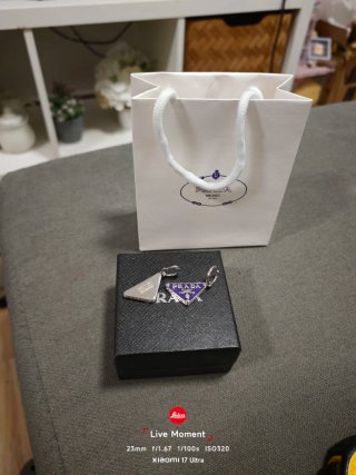Pendientes Prada Triángulo Morado y Plateado