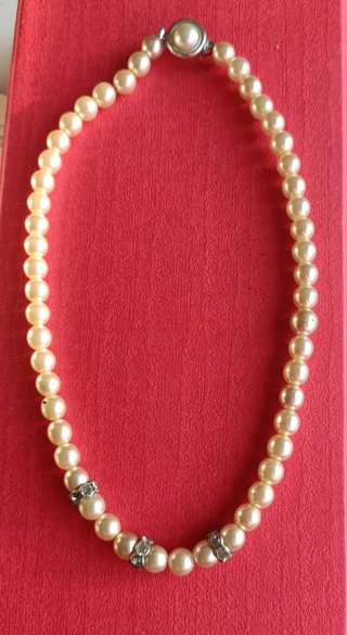 Collar de perlas con detalles plateados