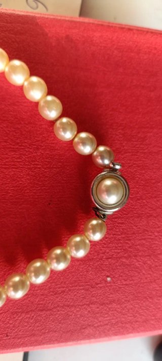 Collar de perlas con detalles plateados