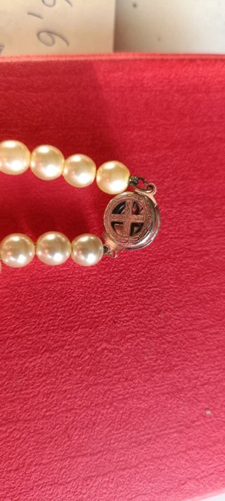 Collar de perlas con detalles plateados