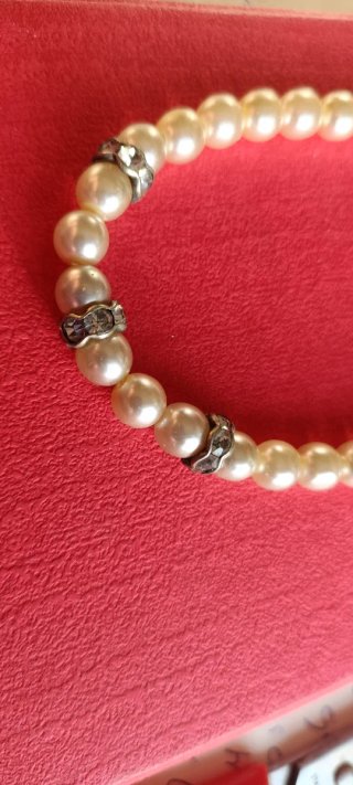 Collar de perlas con detalles plateados