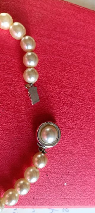 Collar de perlas con detalles plateados