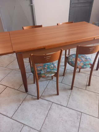 Tavolo in legno con 4 sedie