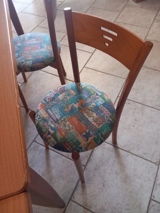 Tavolo in legno con 4 sedie