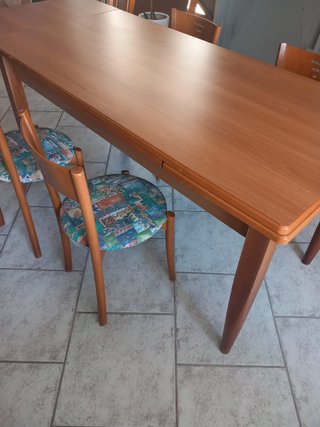 Tavolo in legno con 4 sedie