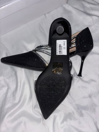 Zapatos de tacón negros con pedrería