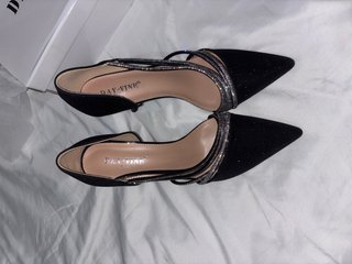 Zapatos de tacón negros con pedrería
