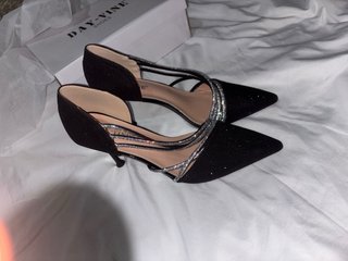 Zapatos de tacón negros con pedrería