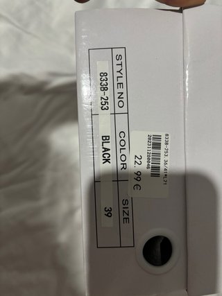 Zapatos de tacón negros con pedrería
